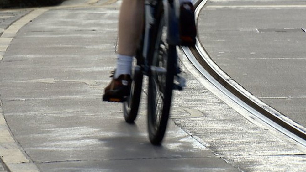 Велосипедист у трамвайных путей