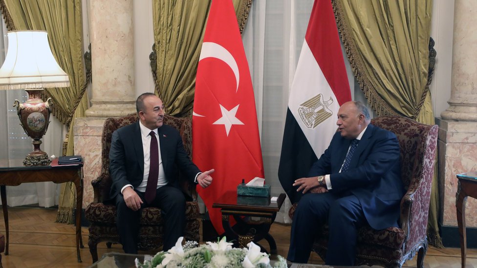 وزير الخارجية المصري سامح شكري (إلى اليمين) يلتقي بوزير الخارجية التركي مولود جاويش أوغلو (إلى اليسار) في وزارة الخارجية في القاهرة