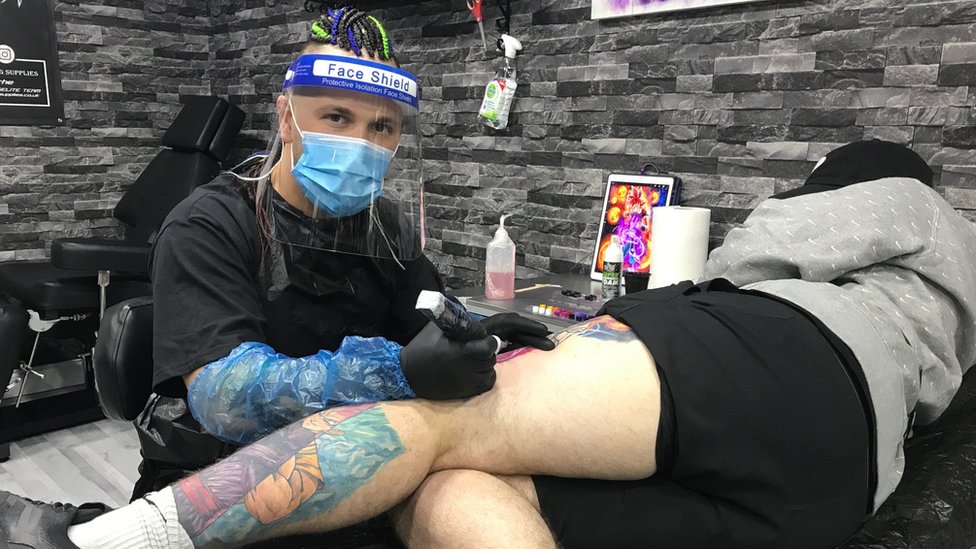 Нико Панту делает татуировку клиентке в Grimm Tattoo Studio в Лидсе