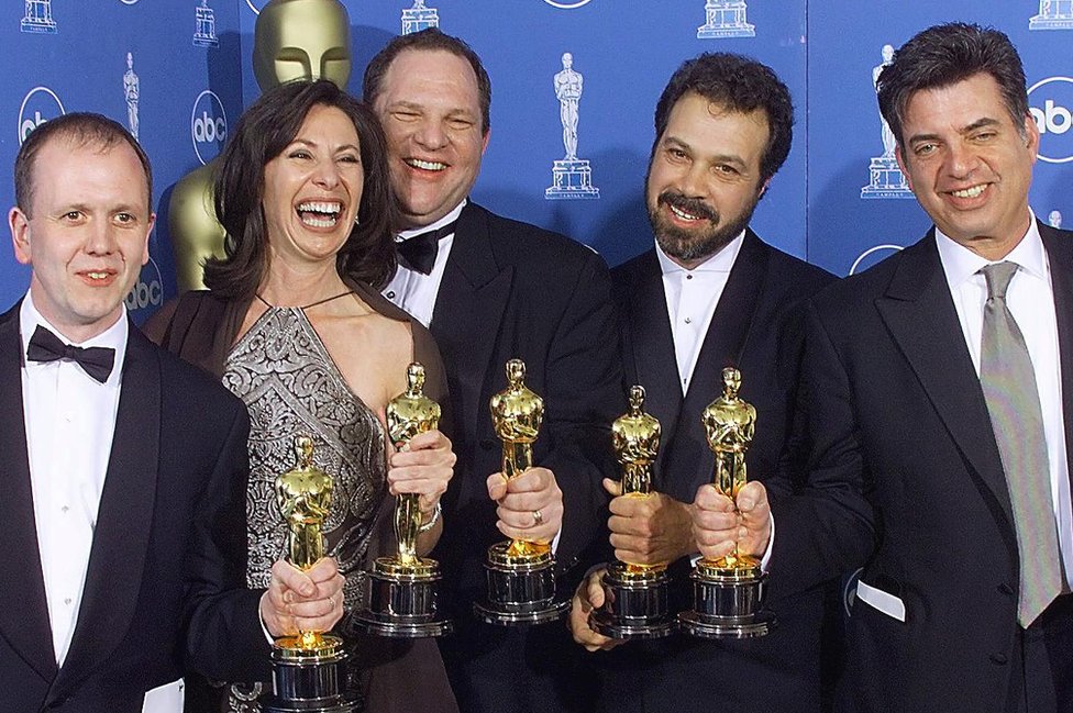 Harvey Weinstein posa con los ganadores del Óscar a la mejor fotografía de la película "Shakespeare in Love" en 1999 Harvey Weinstein posa con los ganadores del Óscar a la mejor fotografía de la película "Shakespeare in Love" en 1999