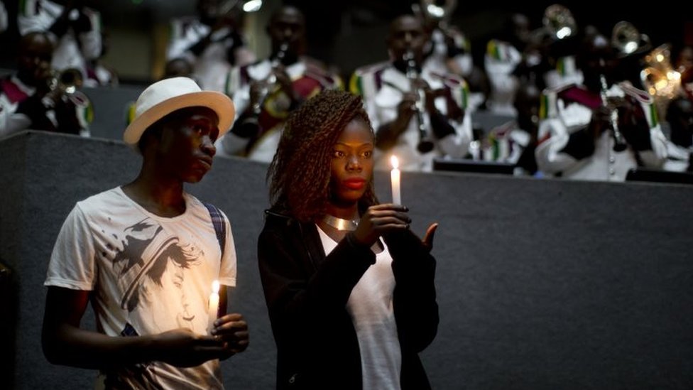 Кристин Очиенг держит свечу в память о погибших в результате теракта в Гариссе на мемориальном мероприятии в Найроби (04.02.2016)