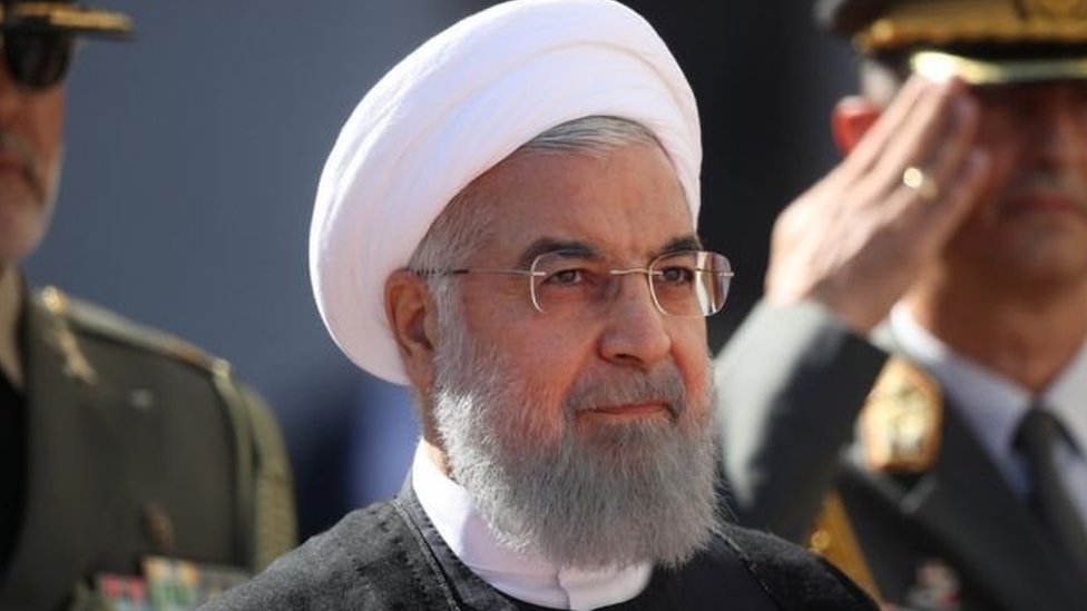 ألمح الرئيس الإيراني، حسن روحاني، إلى إمكانية إغلاق مضيق هرمز