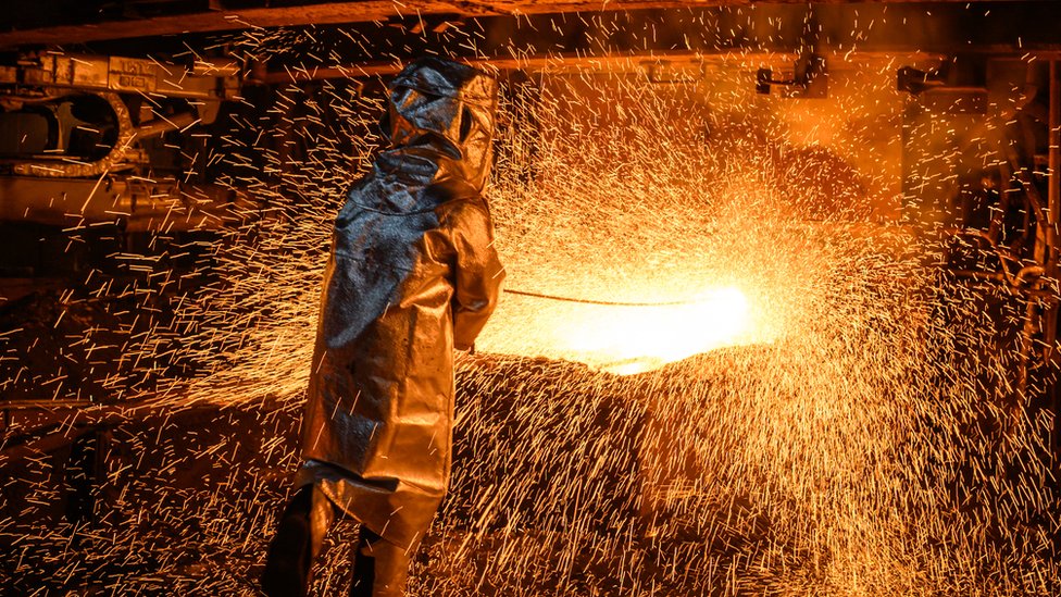 位於印度尼西亞南蘇拉威西島索羅瓦科的鎳廠，工人生產啞光鎳時火花四濺。