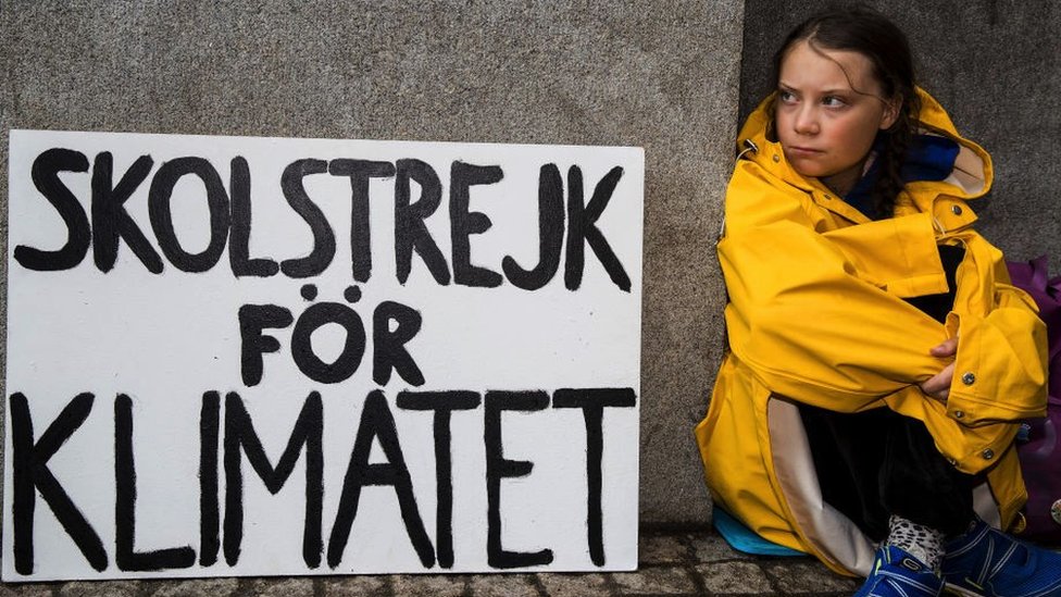 Aktivizam i klimatske promene: Aktivistkinja Greta Tunberg izašla na poslednji školski protest 2 Greta in yellow mac with sign