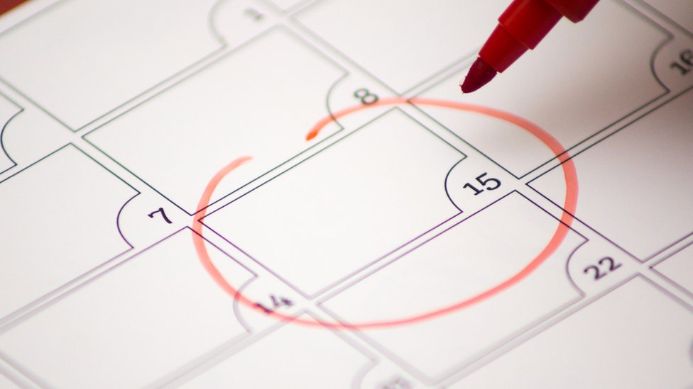 Los lunes son nuestros días favoritos para iniciar nuevos propósitos. Calendario marcado en rojo.