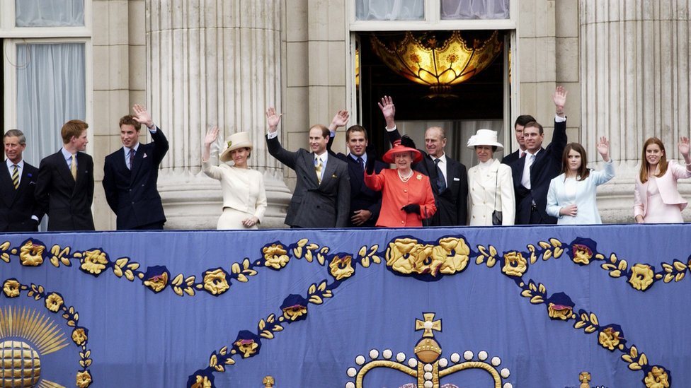 اجتمعت مجموعة أصغر من أفراد العائلة المالكة للاحتفال بيوبيلها الذهبي عام 2002