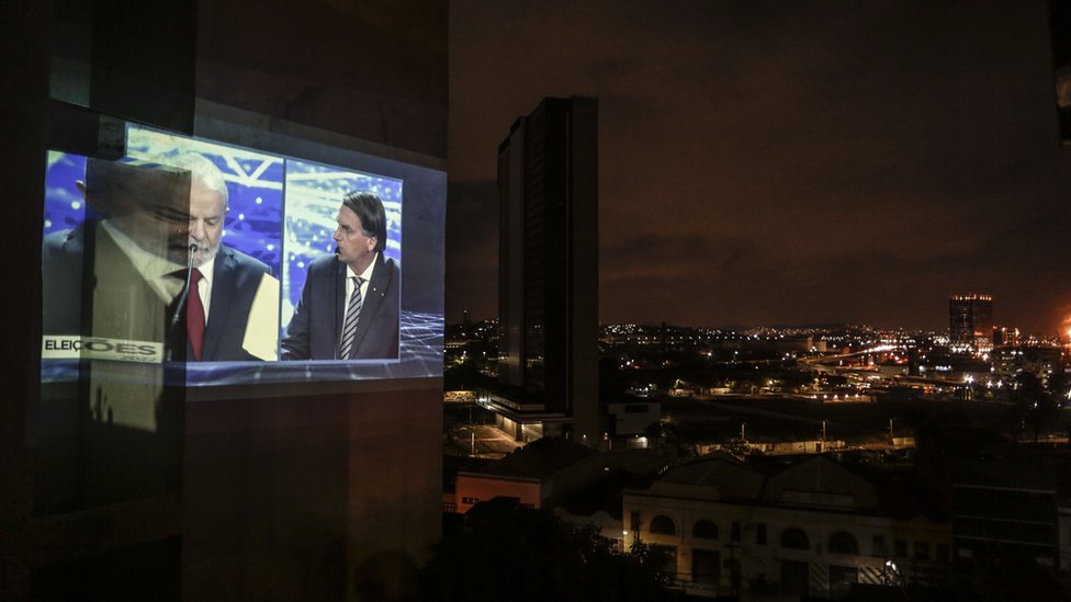telão mostra Lula e Bolsonaro durante debate