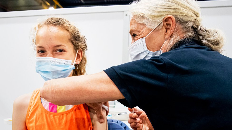 Criança sendo vacinada em uma clínica em Utrecht, na Holanda, em julho de 2021