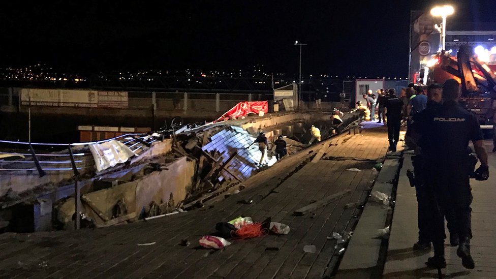 Policías inspeccionan la plataforma desplomada en Vigo