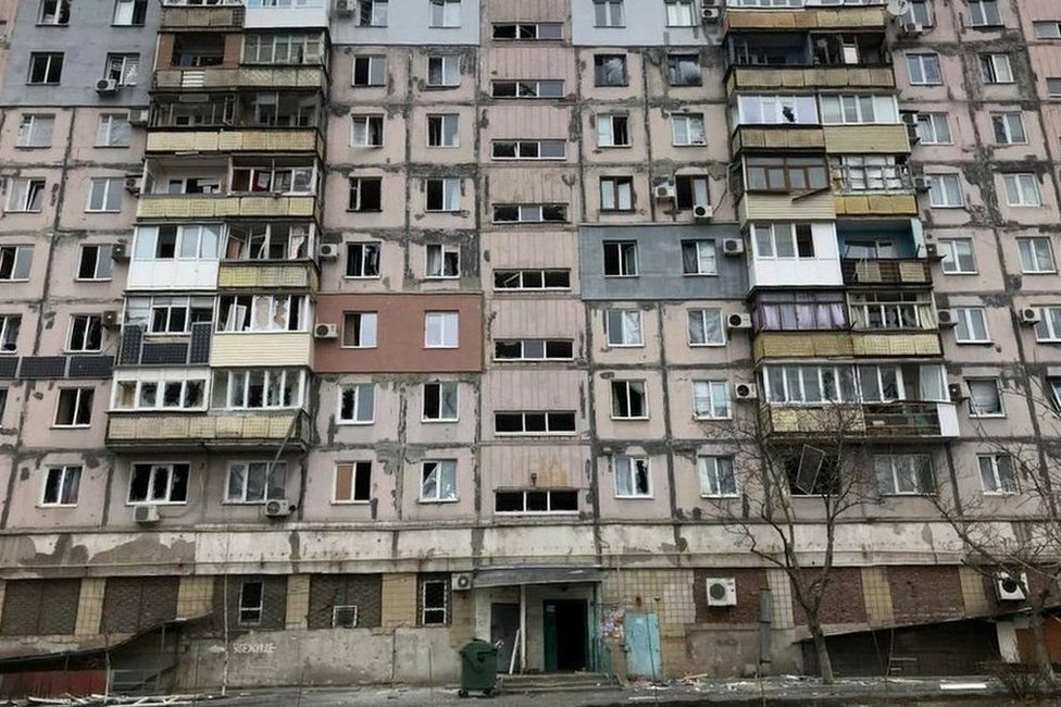 Apartemen rusak di Mariupol
