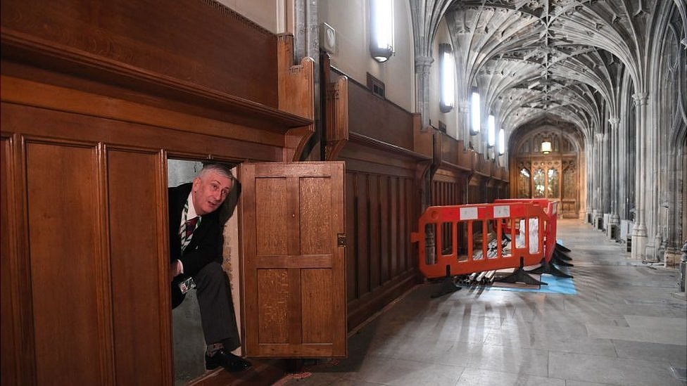 El presidente de la Cámara de los Comunes, Lindsay Hoyle, posa al salir de una cámara secreta que oculta un pasadizo de 360 años redescubierto durante los trabajos de renovación del Parlamento en Londres.