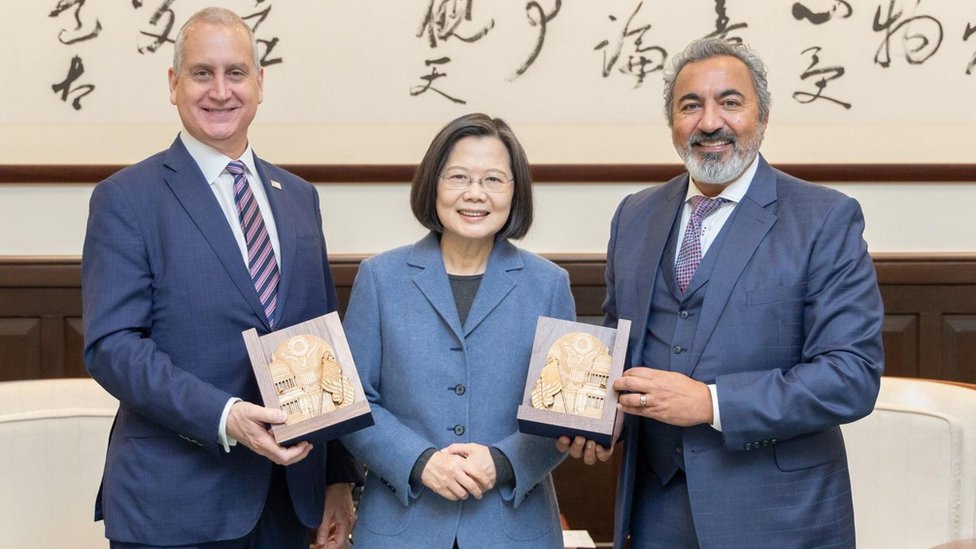台灣總統蔡英文（中）與美國眾議員阿米·貝拉（Ami Bera）（右）和美國眾議員馬里奧·迪亞斯-巴拉特（Mario Diaz-Balart）（左）在台灣台北會晤時合影（2024年1月25日）。