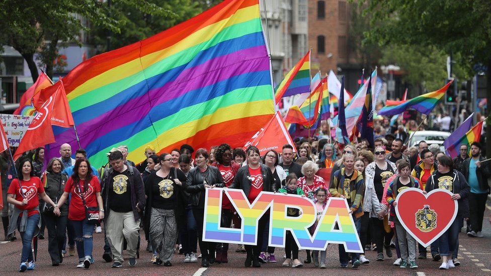 Сара Каннинг (в центре), партнер убитой журналистки Лайры Макки, марширует с протестующими по центру города Белфаст, требуя однополых браков в Северной Ирландии.