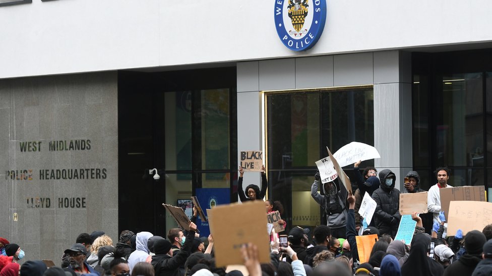 Демонстранты у здания полицейского управления Уэст-Мидлендса