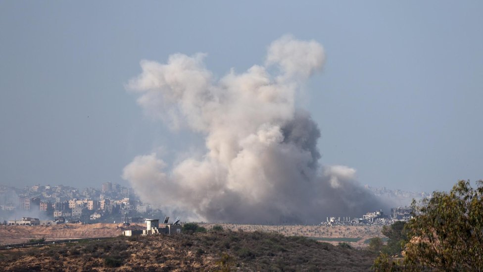 2023 年 12 月 1 日，從以色列斯德羅特看到，以色列對加沙北部拜特哈嫩進行空襲後濃煙滾滾。