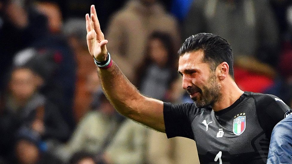 El legendario arquero italiano Gianluigi Buffon anunció después del juego su retiro de la selección. Gianluigi Buffon, el arquero de Italia, llora tras acabarse el partido decisivo.