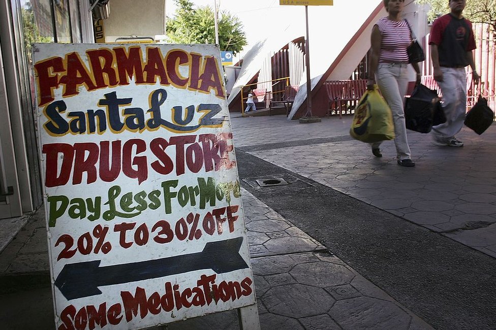Anuncio de farmacia en Nogales, México, fronterizo con Arizona.