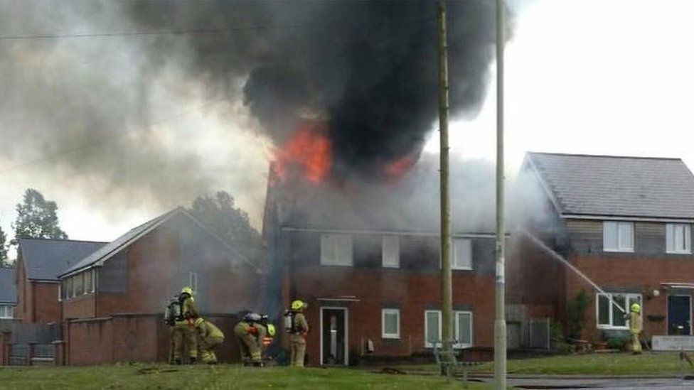 Пожар в доме Хирваун, видно пламя, идущее с крыши