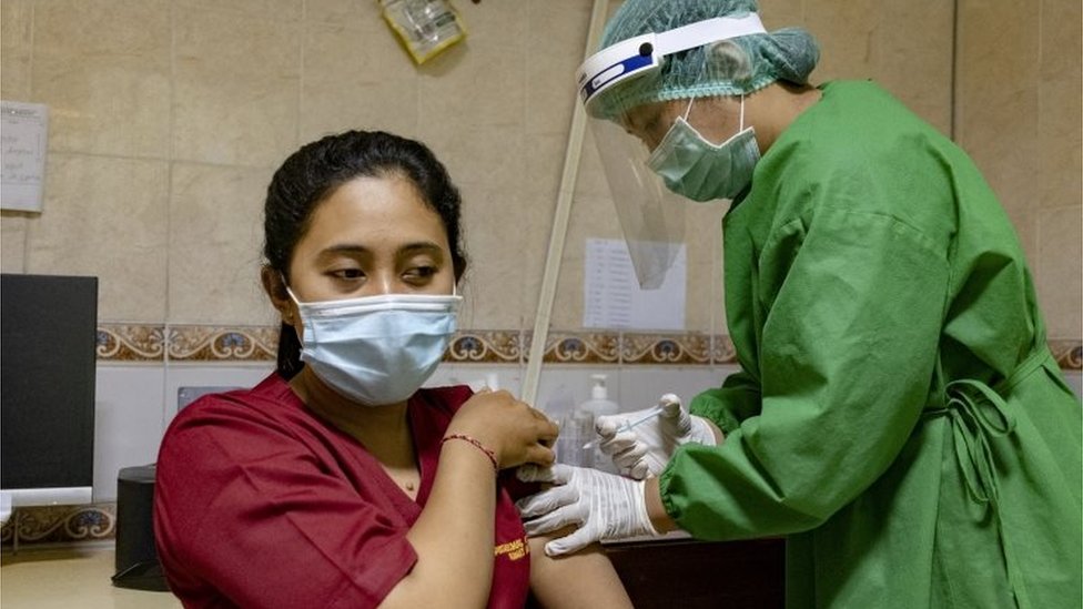 Una mujer recibe una vacuna en Indonesia
