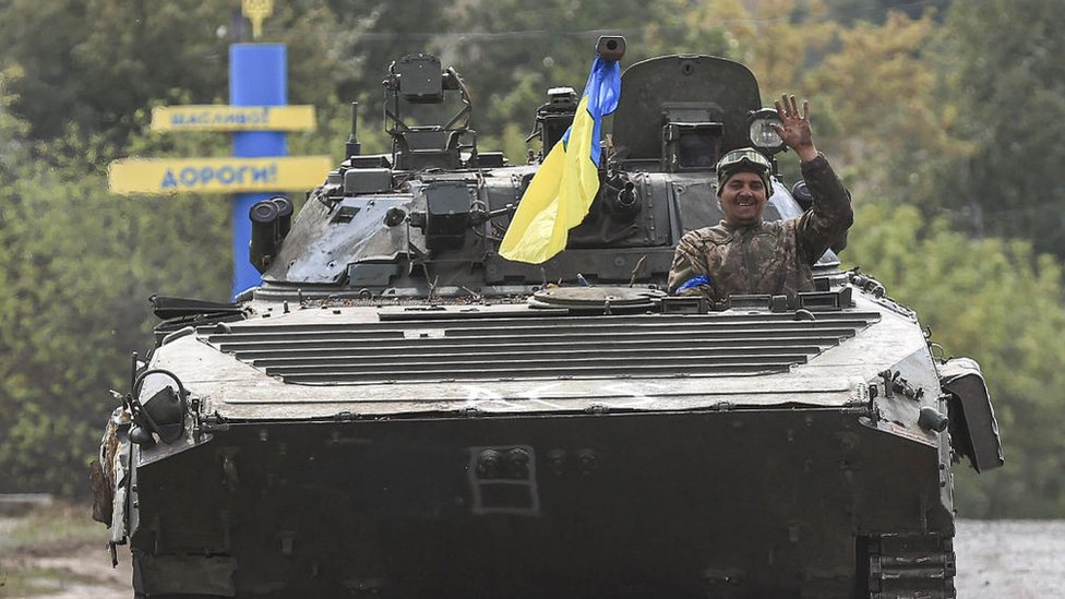 Un tanque ucraniano avanzando hacia áreas recuperadas