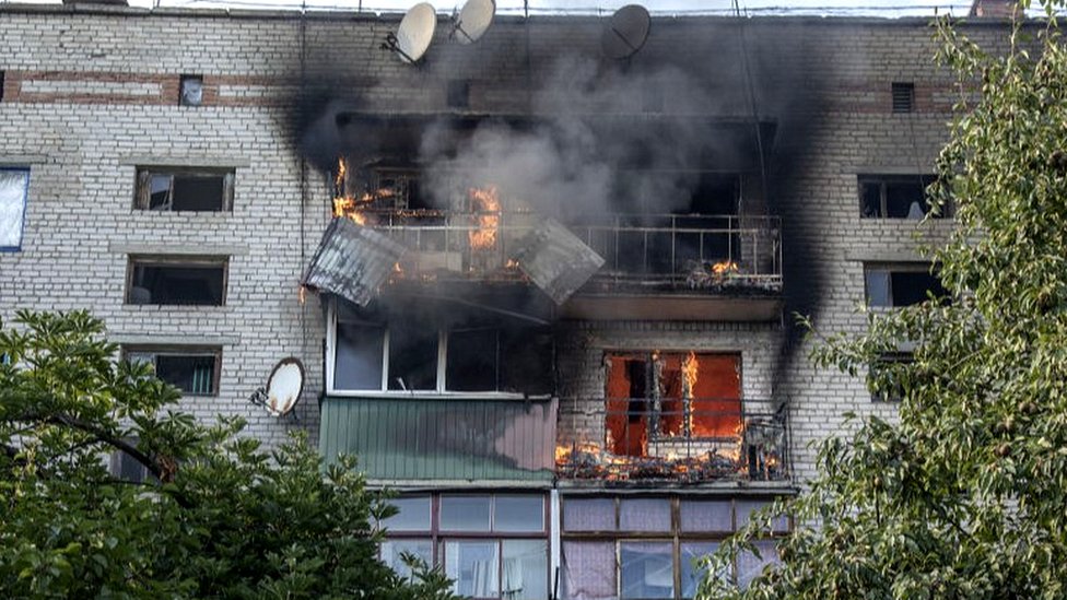 مبنى سكني محترق أصابته نيران روسية في سيفرسك بشرق أوكرانيا، 8 يوليو/تموز 2022