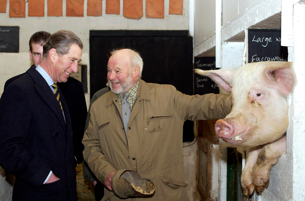 El rey Carlos III durante una visita a Warriner School Organic Farm, el 31 de enero de 2003.