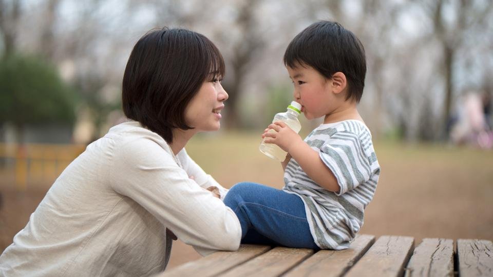 Vì sao cách chúng ta nói chuyện với trẻ nhỏ là rất quan trọng - BBC News Tiếng Việt