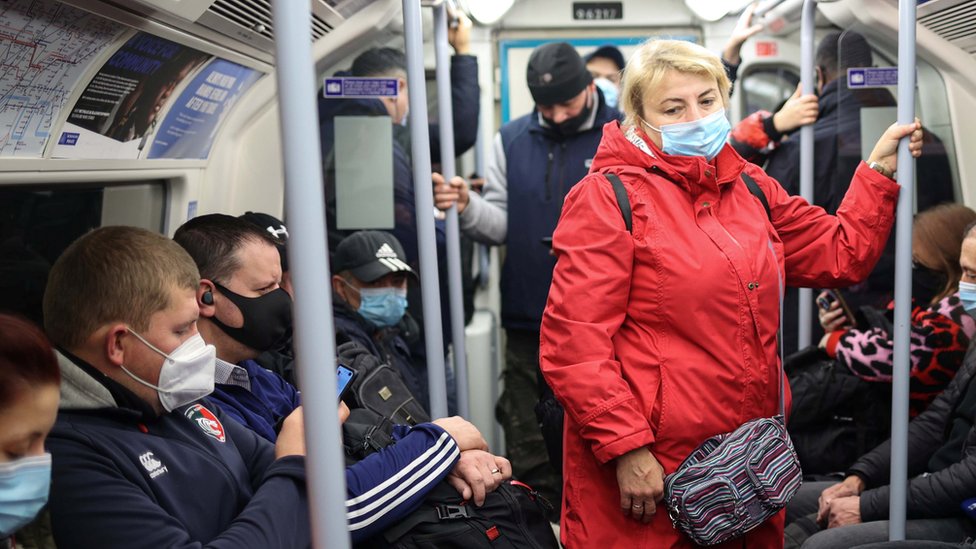 Пассажиры пригородных поездов едут на метро Jubilee line в утренний час пик,
