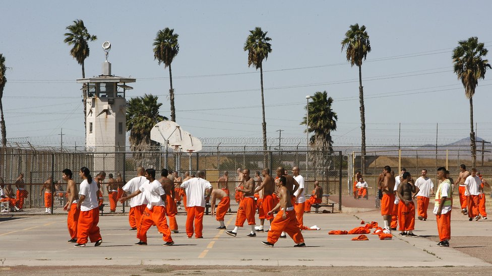 Prisioneros en el patio de una cárcel