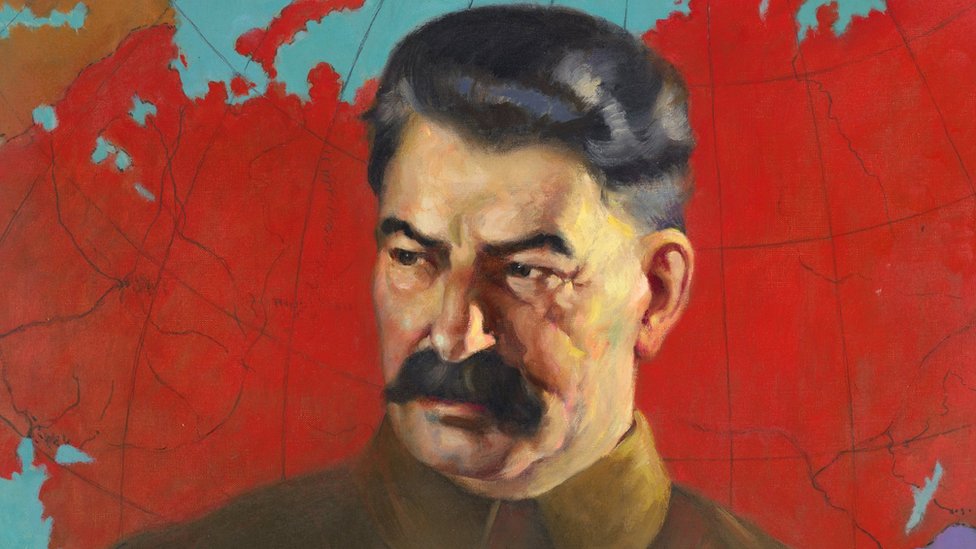 Un cuadro de Stalin con el mapa de la URSS de fondo.