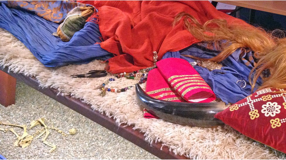 Esta foto muestra cómo se veían los barcos funerarios que se usaban como tumbas en los tiempos de los vikingos. Tumba vikinga