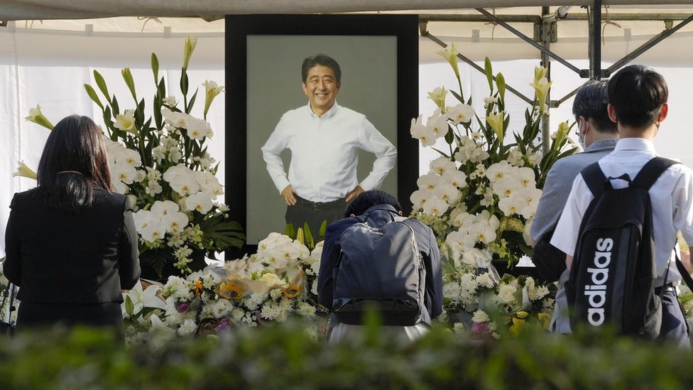 日本民眾祭奠遇刺身亡的前首相安倍晉三