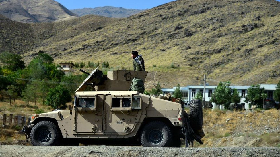 Las fuerzas de seguridad afganas patrullan Panjshir el 17 de agosto de 2021.