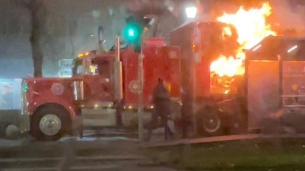 Coca-Cola Christmas truck in flames in Romania