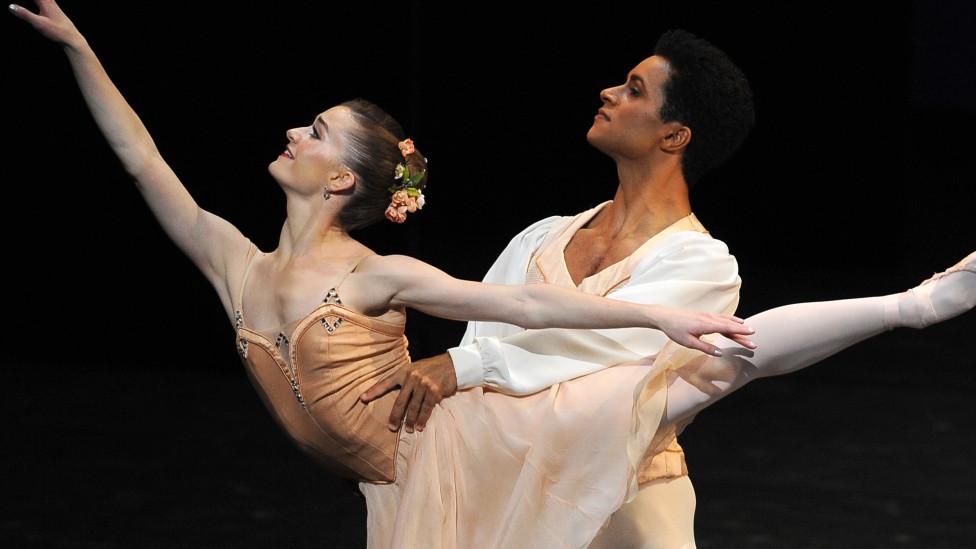 Марселино Самбе и Анна Роуз О 'Салливан в постановке Королевского балета Па де де Чайковского в Королевском оперном театре в прошлом месяце