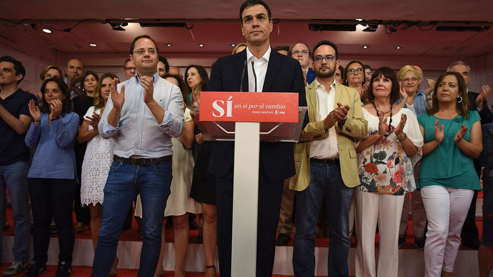 Лидер PSOE Педро Санчес аплодировал после выступления после всеобщих выборов в Испании. 26 июня 2016 г.