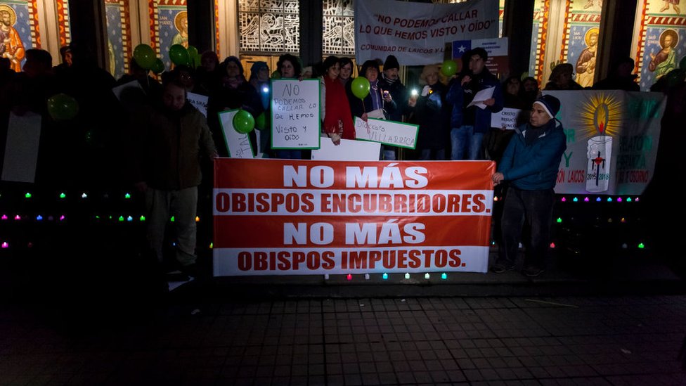 El nombramiento de Juan Barros como obispo de Osorno terminó generando una crisis sin precedentes en la iglesia chilena. Protesta contra el obispo Juan Barros
