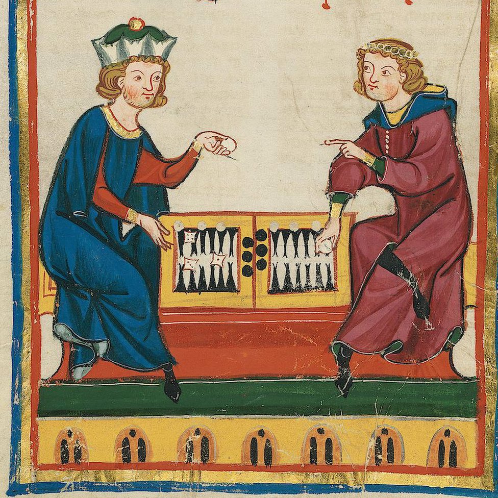 Dos hombres jugando backgammon