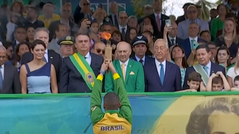 Bolsonaro, Luciano Hang e presidente da Portugal no centro da primeira fila da tribuna de honra do 7 de setembro