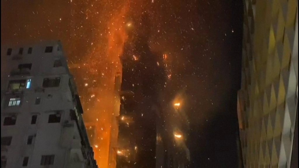 Hong Kong: Under-construction skyscraper on fire