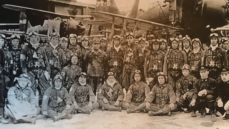 El sobreviviente kamikaze Osamu Yamada con sus colegas, la mayoría de los cuales murieron estrellándose contra objetivos enemigos en la Segunda Guerra Mundial. (Foto: Osamu Yamada) Grupo de kamikazes japoneses durante la Segunda Guerra Mundial. (Foto: Osamu Yamada)