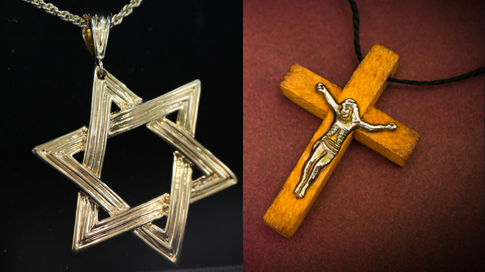 Cruces judía y cristiana.