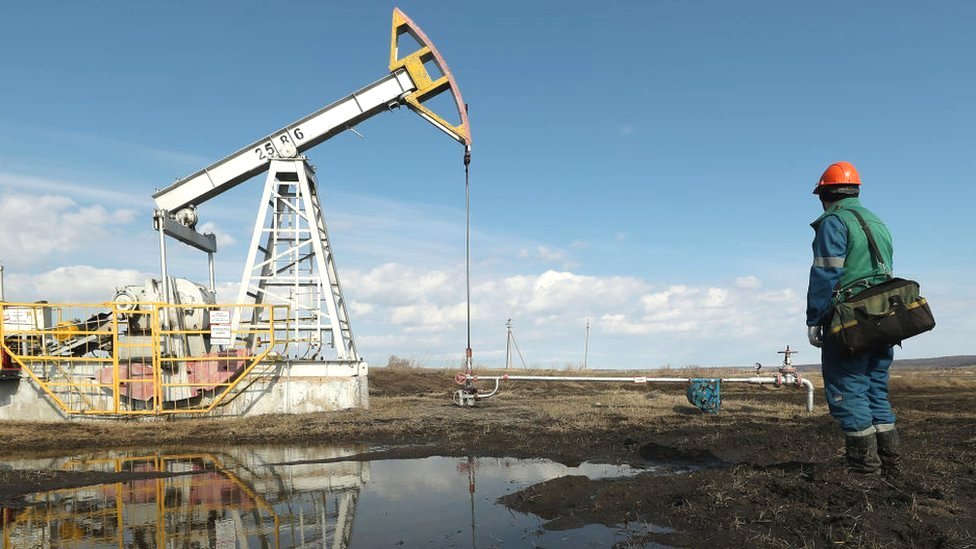 Нефтяник у нефтяной насосной станции в России