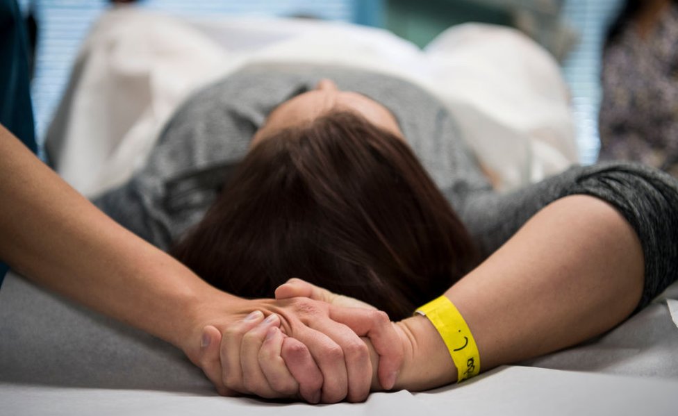 Una mujer acostada en una clínica de abortos