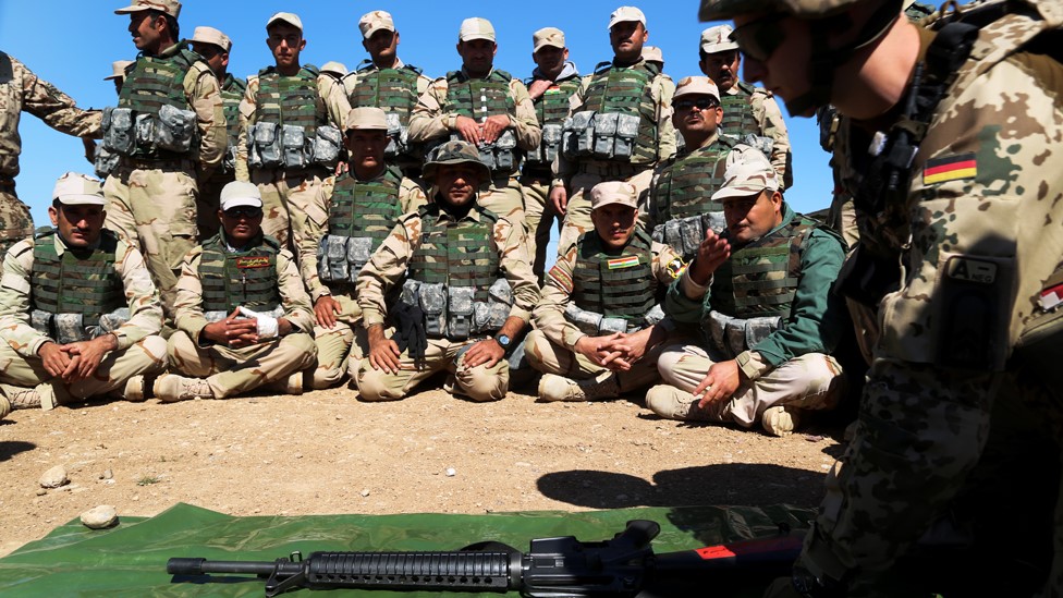 Фотография из файла, на которой иракские курдские бойцы пешмерга слушают немецкого военного инструктора в лагере в Эрбиле , Ирак (9 марта 2016 г.)