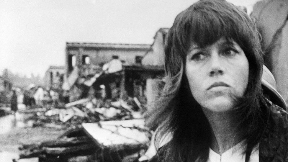 Una de las caras de Jane Fonda es la de activista. Junto con su segundo esposo, Tom Hayden, un activista social y político, participaron en movimientos contra las guerras y de los derechos civiles. Jane Fonda en Hanói