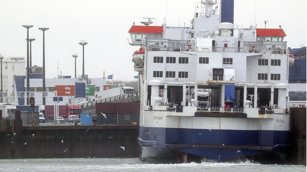 Грузовики загружаются на паром P&O в порту Кале, Франция