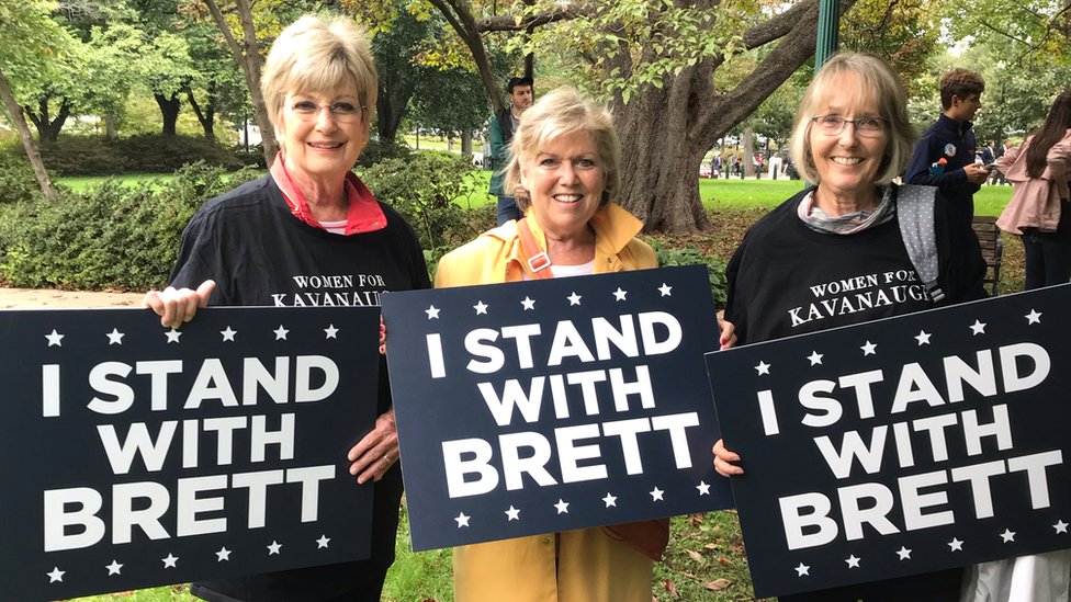 Ann Trible (izquierda), Nancy Wilson (centro) y Kay Lucien (derecha), mujeres que apoyan al juez Brett Kavanaugh