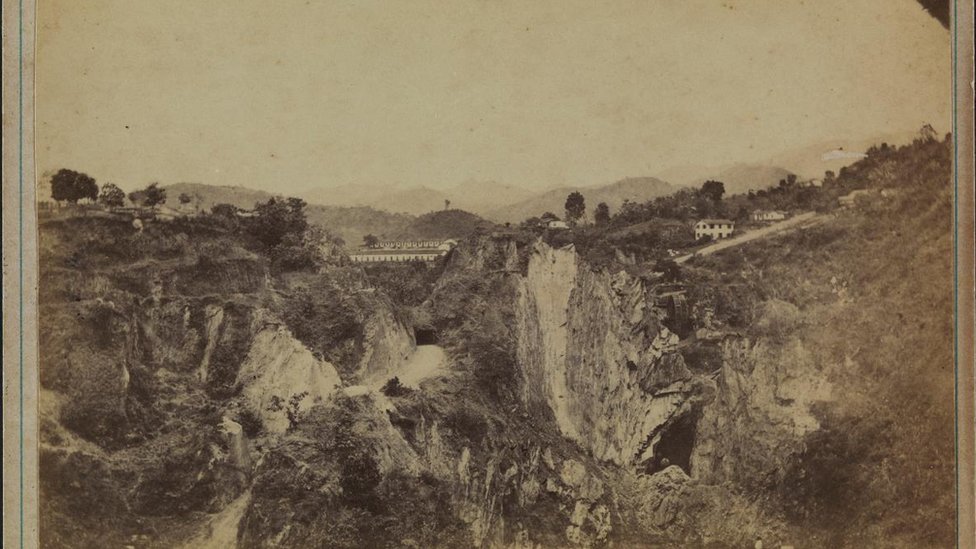 Foto antiga de uma área de exploração de ouro, em Minas Gerais