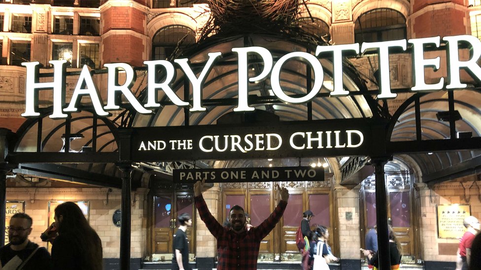 Hari Poter ispred ulaza u pozorište u kom se igra predstava Hari Poter i ukleto dete
